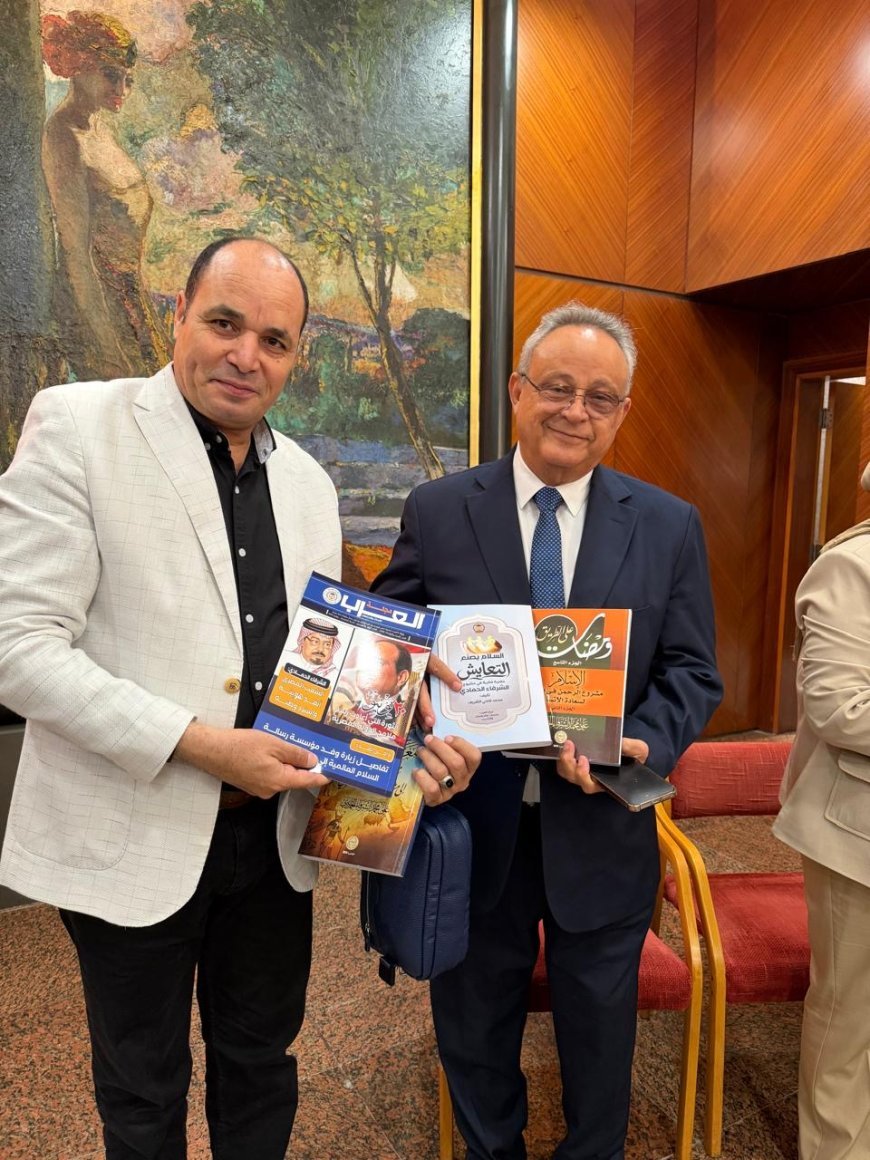 محمد فتحي الشريف يهدي أحمد زايد مؤلفات الشرفاء الحمادي في معرض مكتبة الإسكندرية الدولي للكتاب