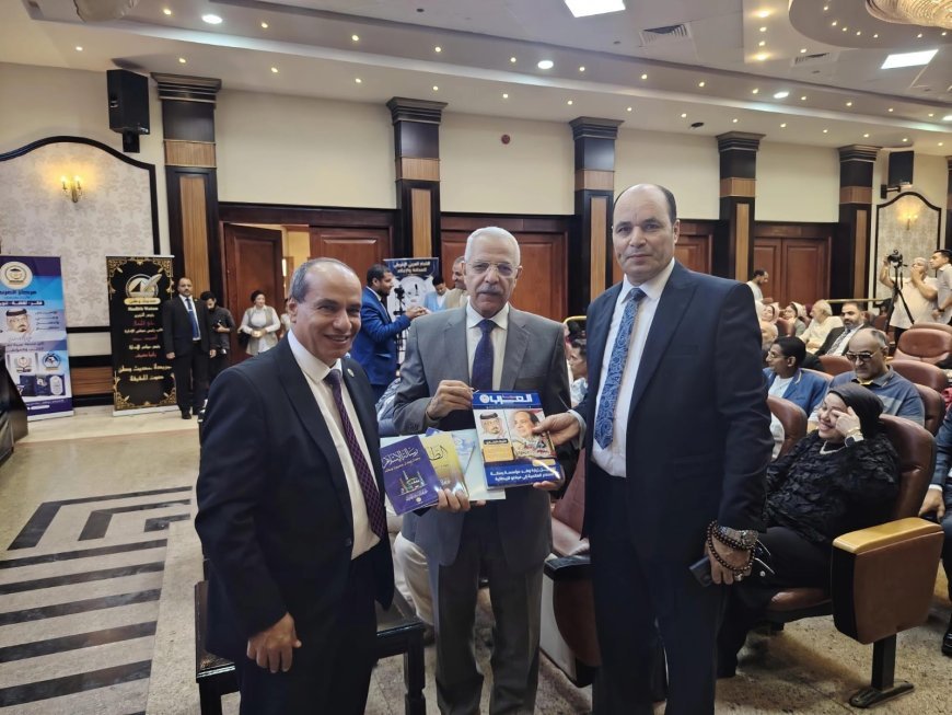 وزير التعليم الأسبق جمال العربي يتسلم أعدادًا من مجلة العرب وكتاب "ومضات على الطريق"