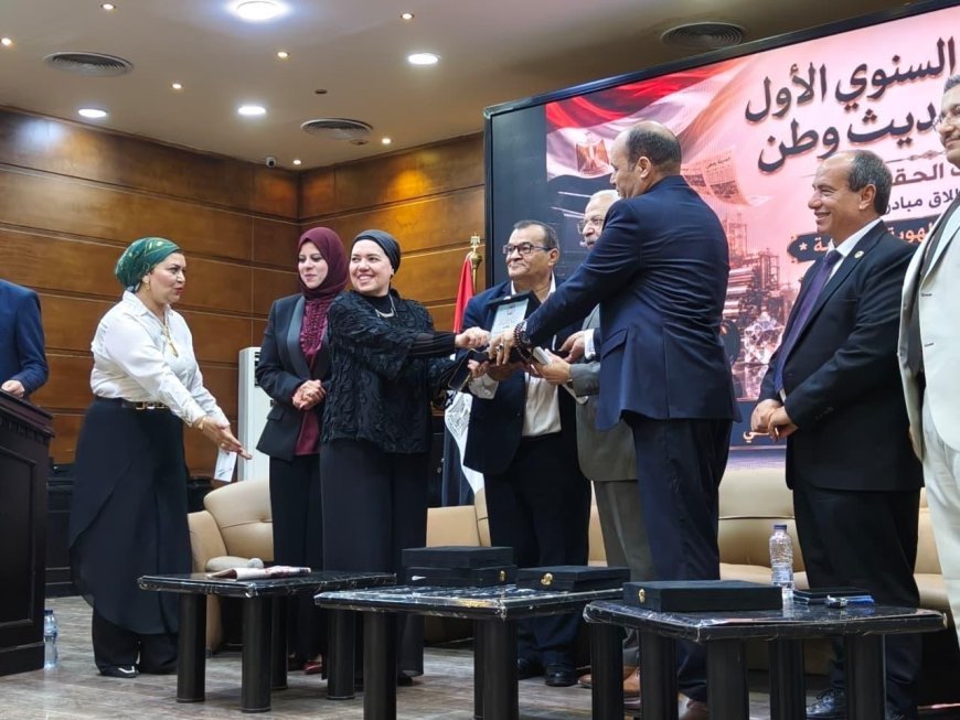 المكتبة الرقمية للشرفاء الحمادي تُكرِّم وزير التربية والتعليم الأسبق بدرع التميز خلال إطلاق مبادرة  "المعرفة وبناء الهوية الوطنية"