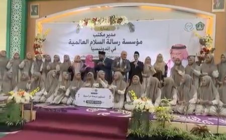 بالصور...حفل تكريم مؤثر للمفكر الأستاذ علي محمد الشرفاء الحمادى يقيمه معهد مفتاح العلوم الياسيني الإسلامي  بإندونيسيا  تقديرا لدعمه المتواصل لطلاب القرآن واللغة العربية