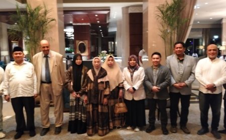 رئيس مجلس أمناء مؤسسة رسالة السلام العالمية بالقاهرة يودع الوفد الإندونيسي ويكرم الملحق الثقافي لسفارة إندونيسيا بحضور مدير مكتب المؤسسة بإندونيسيا