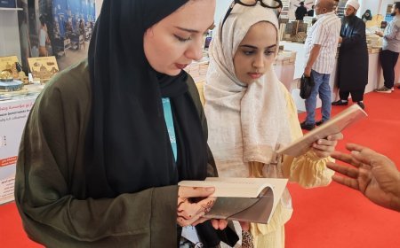زيارة لافتة تهز أجواء المعرض.. وفد طلابي من جامعة اسطنبول  يزور جناح "رسالة السلام" ويقتني إصداراتها | صور