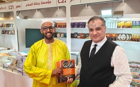 صحفي موريتاني يزور جناح «رسالة السلام» في معرض إسطنبول ويشيد بفكر علي الشرفاء