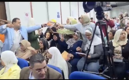 خلال ندوة «مدرستك حياتك» بالإسكندرية : إقبال كبير على نسخ الجزء التاسع من «ومضات على الطريق» للمفكر علي محمد الشرفاء الحمادي