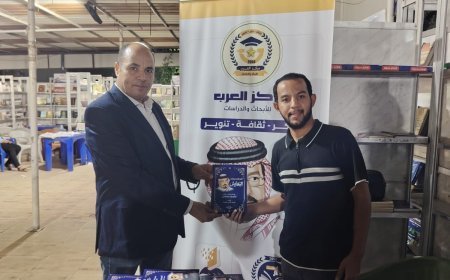 محمد فتحي الشريف يهدي الباحث الشاب عبد الرحمن أسامة كتاب «السلام يصنع التعايش»