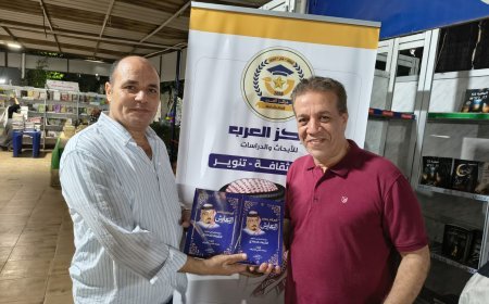 المصور محمد عبد الله يزور معرض الترسانة للكتاب والشريف يهديه كتاب «التعايش» من إصدارات دار مركز العرب والمكتبة الرقمية