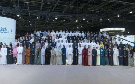 أحمد بن محمد يشهد تخريج دفعات جديدة من 4 برامج إعلامية متخصصة خلال "قمة الإعلام العربي 2026"