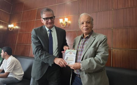 بهجت العبيدي يهدي جراح مصر العالمي د. جمال مصطفى سعيد مؤلفات المفكر علي الشرفاء الحمادي ويدعوه لزيارة مكتب المؤسسة بالنمسا