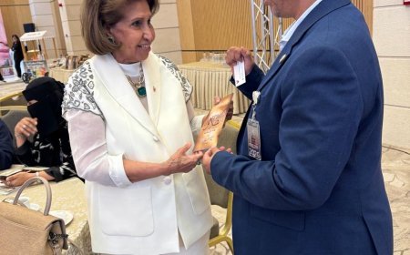 مدير مكتب إسبانيا بمؤسسة رسالة السلام يهدي سمو الشيخة مريم بنت حمد آل خليفة كتب علي محمد الشرفاء ويستعرض خريطة عمل المؤسسة