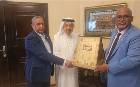 وفد مؤسسة رسالة السلام العالمية يسلم المفكر علي محمد الشرفاء درع تكريم مؤسسة فرسان السلام في الأردن تقديرا لمسيرته وجهوده في نشر قيم السلام