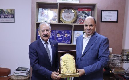 البروفيسور العراقي ريسان خرابيط يهدي درعًا لمؤسسة رسالة السلام ويشيد بمشروعها التنويري وأفكار مؤسسها