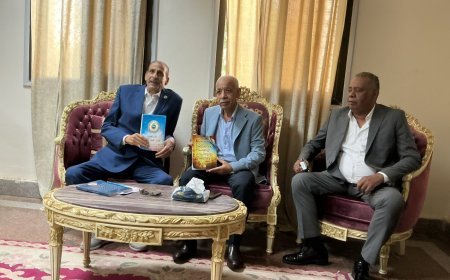 «رسالة السلام» توزّع مؤلفات علي الشرفاء على القيادات العمالية باحتفالات اكتوبر | صور