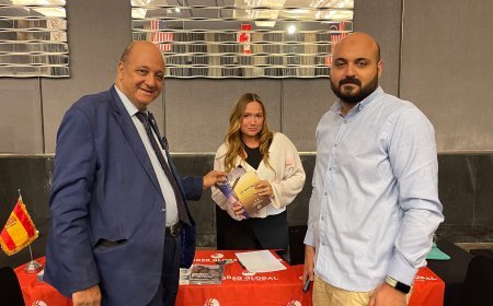 وفد مؤسسة رسالة السلام يلتقي مسؤولة العلاقات الدولية بكلية GBSB الإسبانية ويسلمها نسختين  من مؤلفات المفكر علي الشرفاء الحمادي باللغتين الإنجليزية والإسبانية