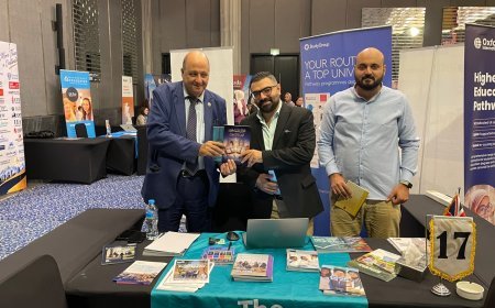 وفد مؤسسة رسالة السلام يلتقي ممثل الجامعات الإيرلندية بمعرض الجامعات الدولية بالقاهرة ويهديه نسخ من مؤلفات المفكر علي الشرفاء الحمادي