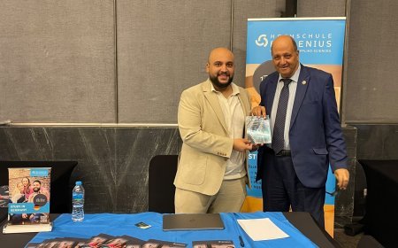 وفد مؤسسة رسالة السلام العالمية يلتقي المدير الإقليمي لجامعة Fresenius الألمانية ويهديه كتاب «رسالة الإسلام رحمة وعدل وحرية وسلام» للمفكر العربى على الشرفاء