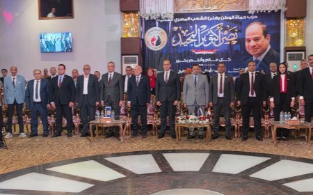 عاطف زايد رئيس الهيئة الاستشارية لمؤسسة رسالة السلام فى حضور محافظ دمياط ونواب البرلمان والقيادات التنفيذية والشعبية.. «رسالة السلام» تنشر الوعي وسط حشود جماهيرية كبيرة في احتفالية نصر أكتوبر