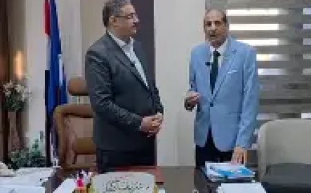 رئيس الهيئة الاستشارية لمؤسسة رسالة السلام العالمية يهدى كتاب “بقيادة مصر المعركة الأخيرة” لنقيب مهندسي رأس البر ودمياط