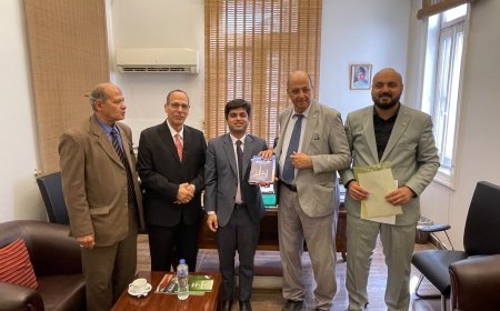 وفد مؤسسة رسالة السلام العالمية يزور سفارة باكستان بالقاهرة ويلتقي نائب رئيس البعثة لبحث آفاق التعاون الثقافي والإعلامي