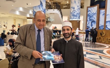 د. معتز صلاح الدين يلتقي أحد علماء الأزهر بالإسكندرية ويهديه كتابين للمفكر العربي علي الشرفاء الحمادي