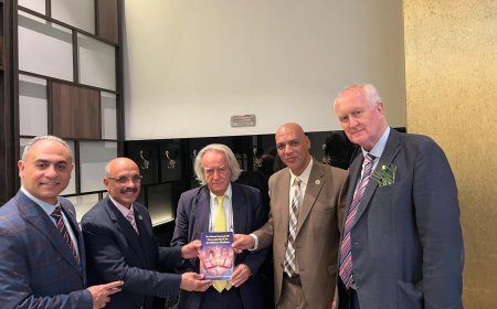 وفد "رسالة السلام العالمية" يهدي مبتكرا نمساويا كتاب "القرآن يشهد بصحة العقيدة المسيحية"
