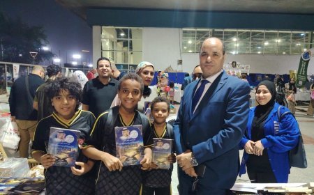 محمد فتحي الشريف يوزع «ومضات على الطريق» على الأطفال والأسر بمعرض كتاب مركز شباب الجزيرة