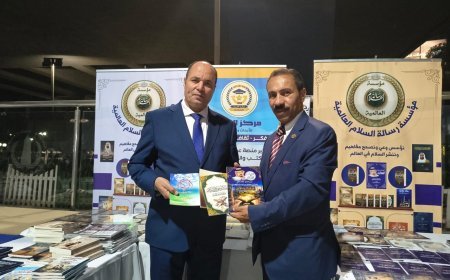 محمد فتحي الشريف يهدي إصدارات «ومضات على الطريق» للدكتور فوزي يونس بمعرض كتاب مركز شباب الجزيرة