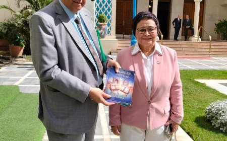 على هامش فعالية بجامعة الدول العربية.. رئيس مجلس أمناء مؤسسة رسالة السلام العالمية بالقاهرة يهدي مؤلفات المفكر  علي الشرفاء إلى د. عبلة الألفى نائب وزير الصحة المصري