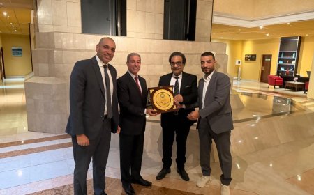 *اتحاد الناشرين المصريين يُهدي درع الاتحاد لإدارة الصالون الدولي للكتاب بالجزائر تقديرًا لجهودها وتعزيزًا للعلاقات الثقافية بين مصر والجزائر*