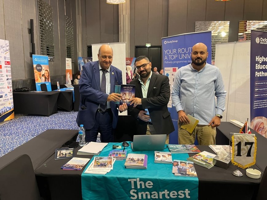 وفد مؤسسة رسالة السلام يلتقي ممثل الجامعات الإيرلندية بمعرض الجامعات الدولية بالقاهرة ويهديه نسخ من مؤلفات المفكر علي الشرفاء الحمادي