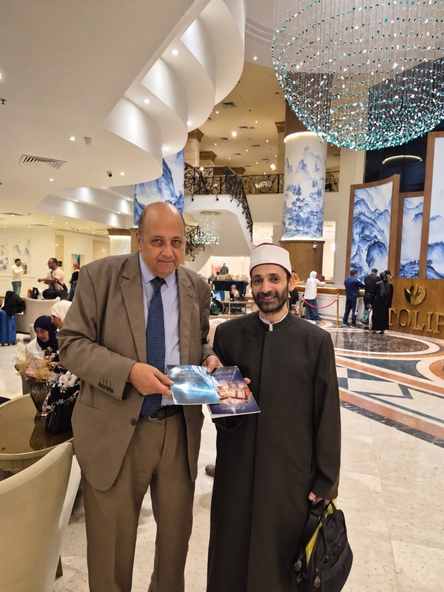 د. معتز صلاح الدين يلتقي أحد علماء الأزهر بالإسكندرية ويهديه كتابين للمفكر العربي علي الشرفاء الحمادي