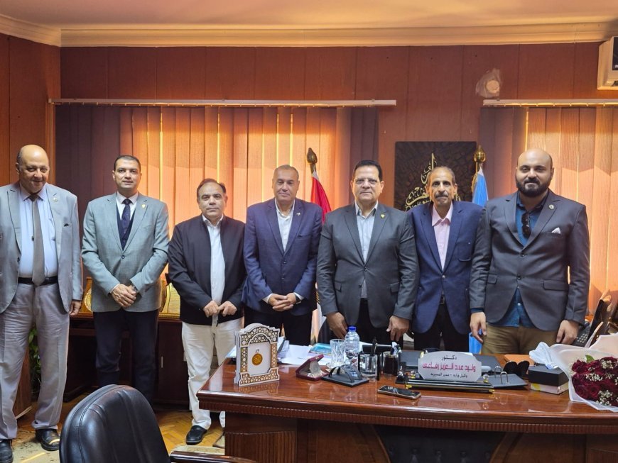 وفد مؤسسة رسالة السلام العالمية يهدي وكيل أول  وزارة الشباب والرياضة بالإسكندرية كتابين للمفكر العربي علي الشرفاء الحمادي