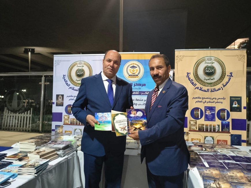 محمد فتحي الشريف يهدي إصدارات «ومضات على الطريق» للدكتور فوزي يونس بمعرض كتاب مركز شباب الجزيرة