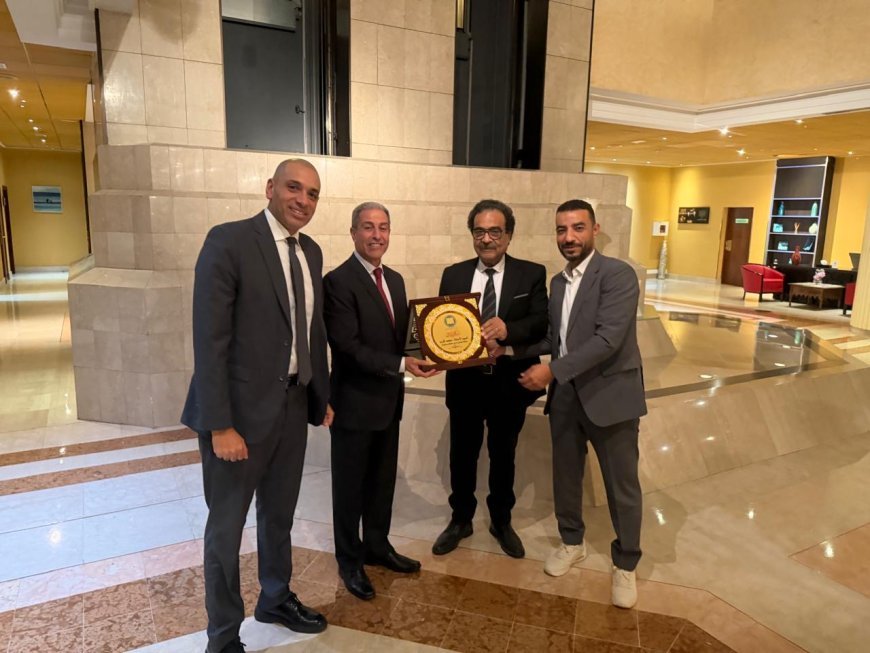 *اتحاد الناشرين المصريين يُهدي درع الاتحاد لإدارة الصالون الدولي للكتاب بالجزائر تقديرًا لجهودها وتعزيزًا للعلاقات الثقافية بين مصر والجزائر*